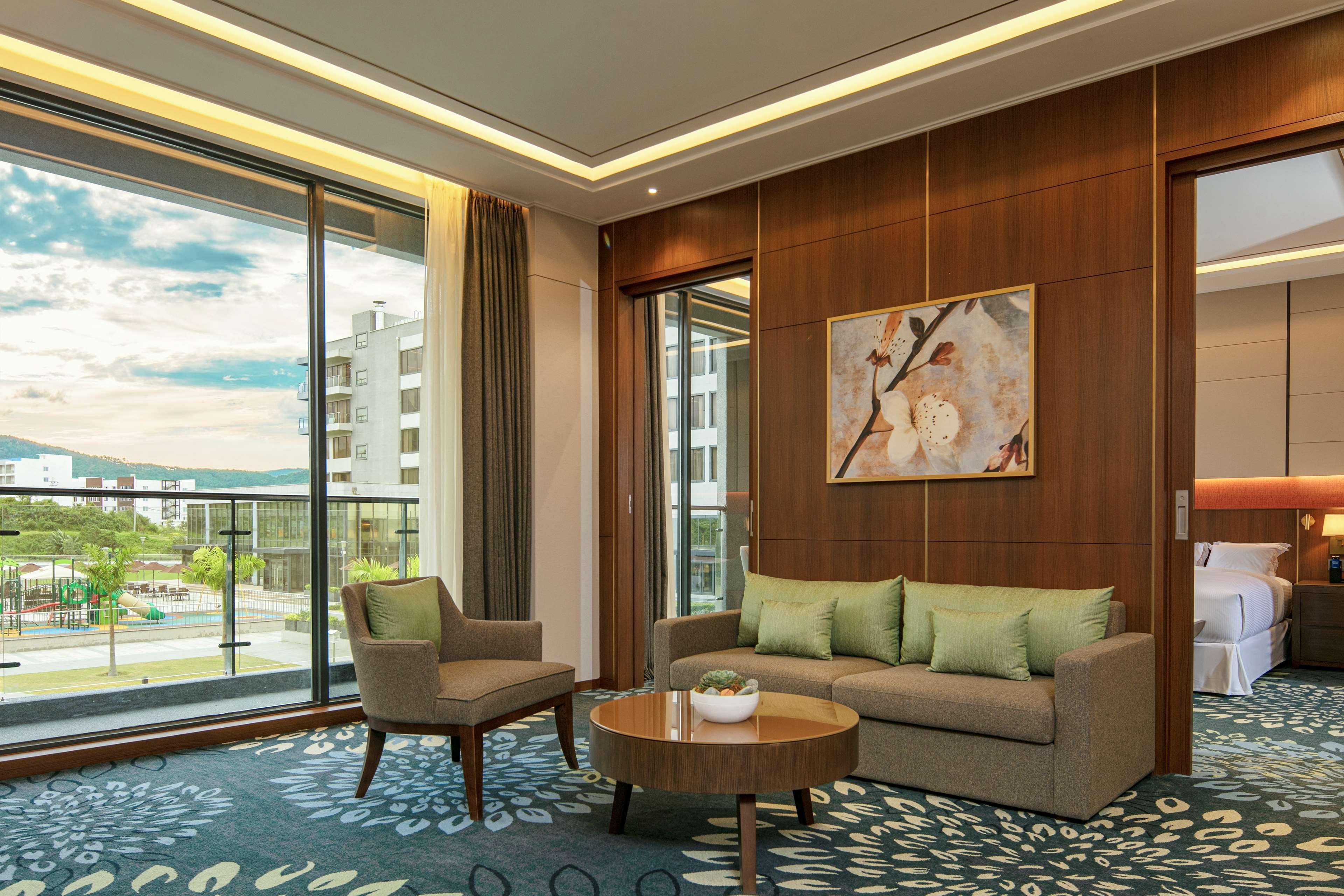 Hilton Clark Sun Valley Resort Clark Field Экстерьер фото